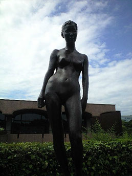 福岡市美術館屋外テラス；ブロンズ像「若い裸」-   静かで落ち着いたピュアな空間です。