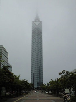 複岡タワー - 霧をまとったガラスの摩天楼
ガラスの塔は自らを霧に同化し背景を消し去った。
そして孤高の摩天楼となってそびえ立った。
